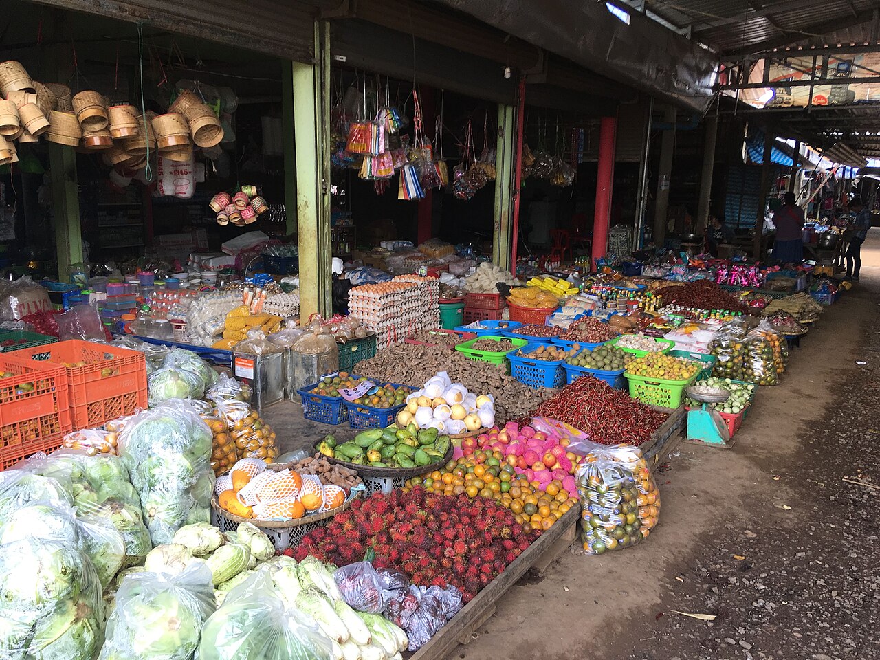 Photo: Christophe95 / Wikimedia Commons, CC BY-SA 4.0 Paksong Strawberry & Vegetable Stall (sample)