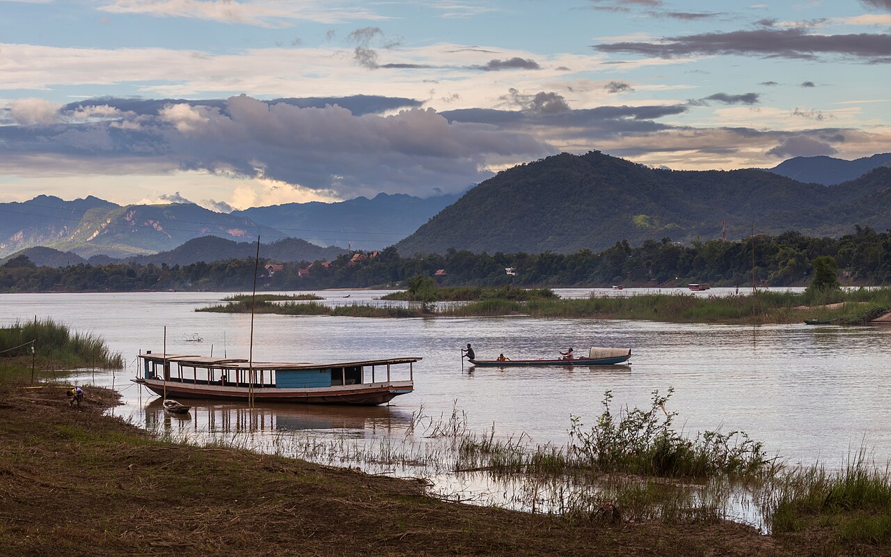 Photo: Basile Morin / Wikimedia Commons, CC BY-SA 4.0 โรงแรมเมโขงเทอร์เรซ (ตัวอย่าง)