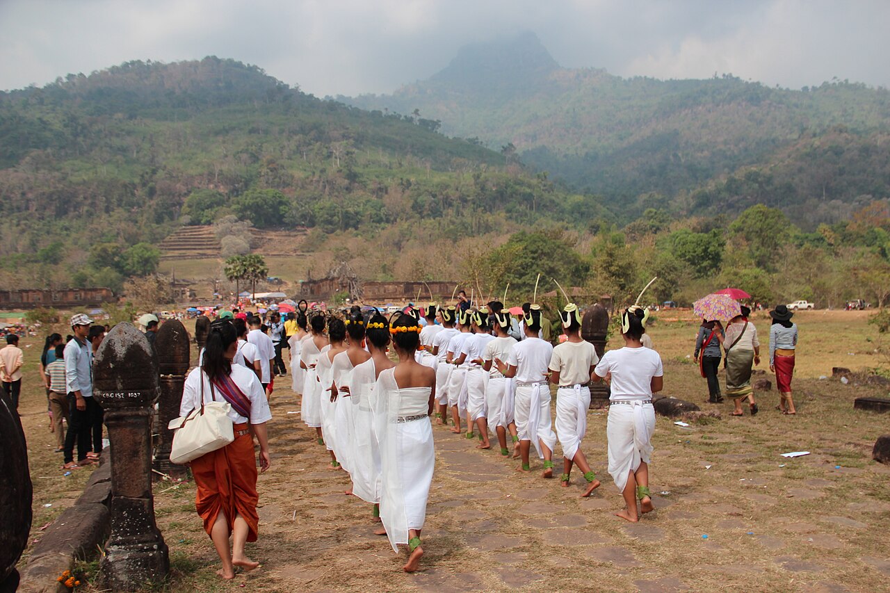 Photo: GuillaumeG / Wikimedia Commons, CC BY-SA 3.0 บุญวัดพู จำปาสัก 2027