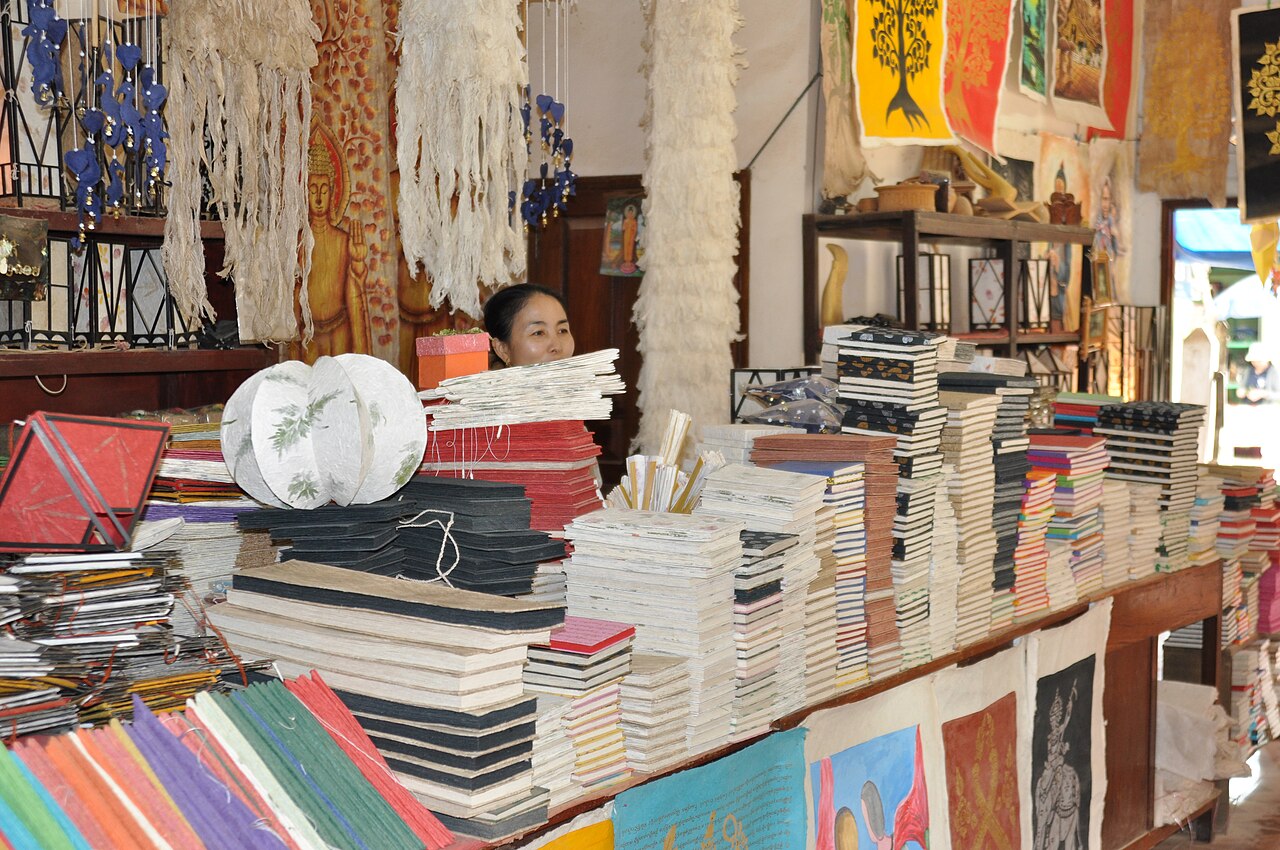 Photo: shankar s. from Dubai, united arab emirates / Wikimedia Commons, CC BY 2.0 Bolaven Ethnic Handicraft Co-op Shop (sample)
