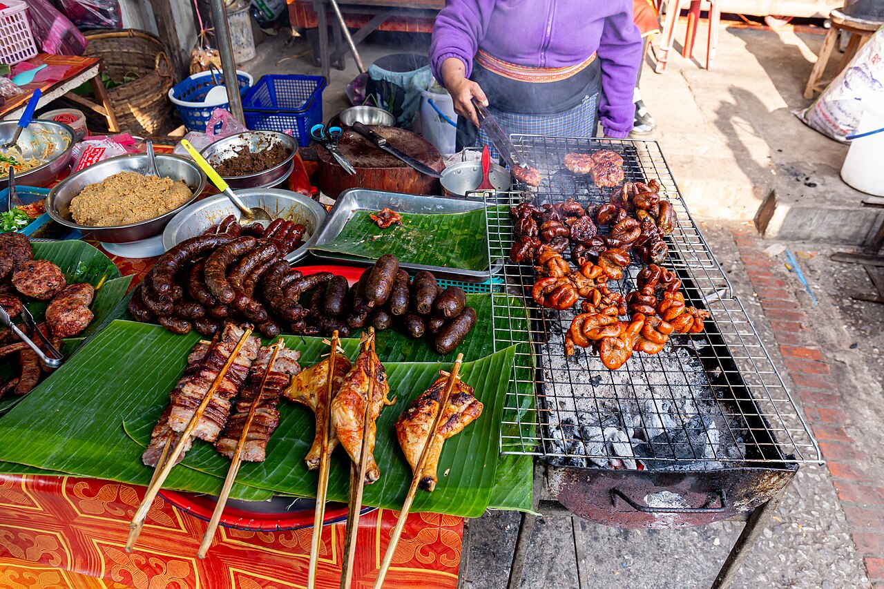 Photo: Balon Greyjoy / Wikimedia Commons, Public domain ร้านซิ้นดาดและอาหารลาวปากเซ (ตัวอย่าง)