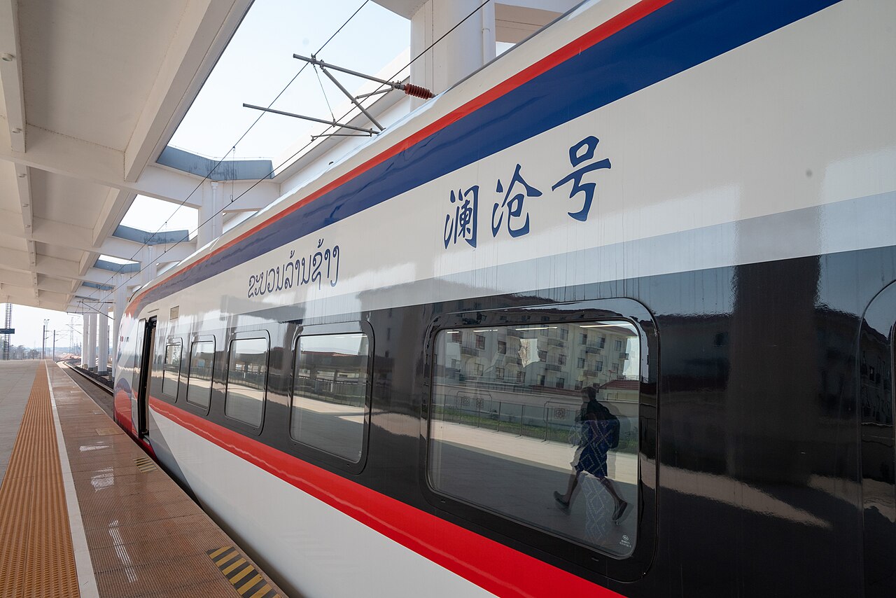 Photo: Dominik Landwehr / Wikimedia Commons, CC BY-SA 4.0 เที่ยวลาวด้วยรถไฟลาว–จีน 5 วัน