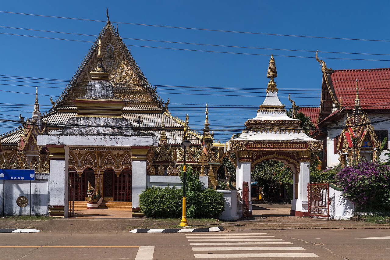 Photo: Alexkom000 / Wikimedia Commons, CC BY 4.0 บุญเข้าพรรษาและแห่เทียน ปากเซ 2027