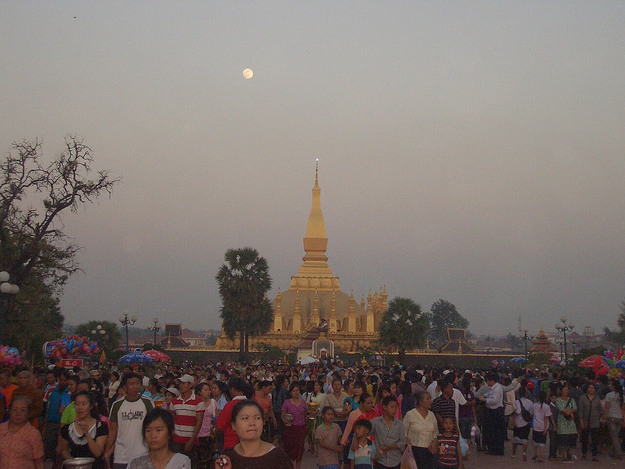 Photo: 松岡明芳 / Wikimedia Commons, CC BY-SA 3.0 บุญธาตุหลวง เวียงจันทน์ 2026