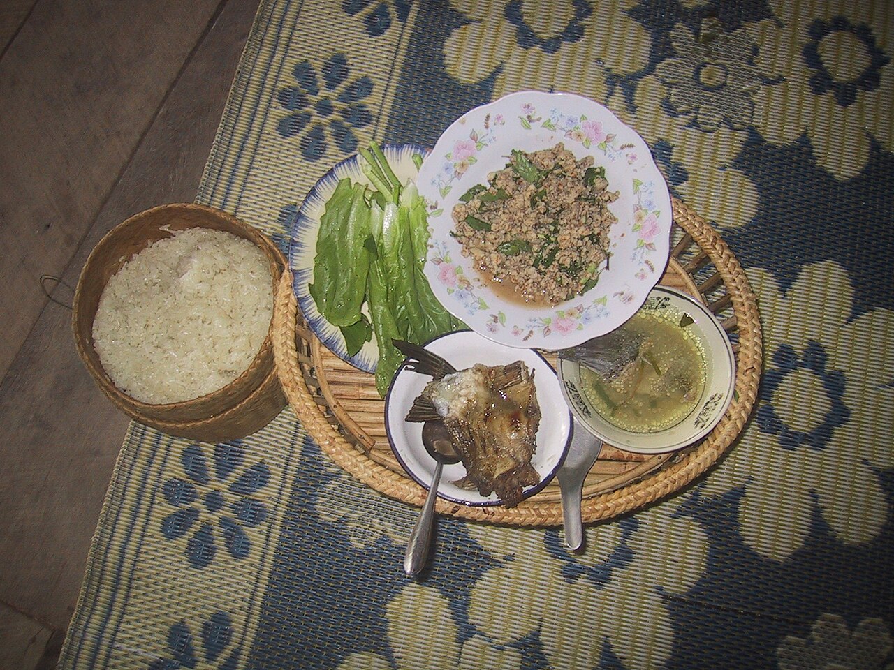 Photo: Basile Morin / Wikimedia Commons, CC BY-SA 4.0 ร้านก๋วยเตี๋ยวนากะสัง (ตัวอย่าง)