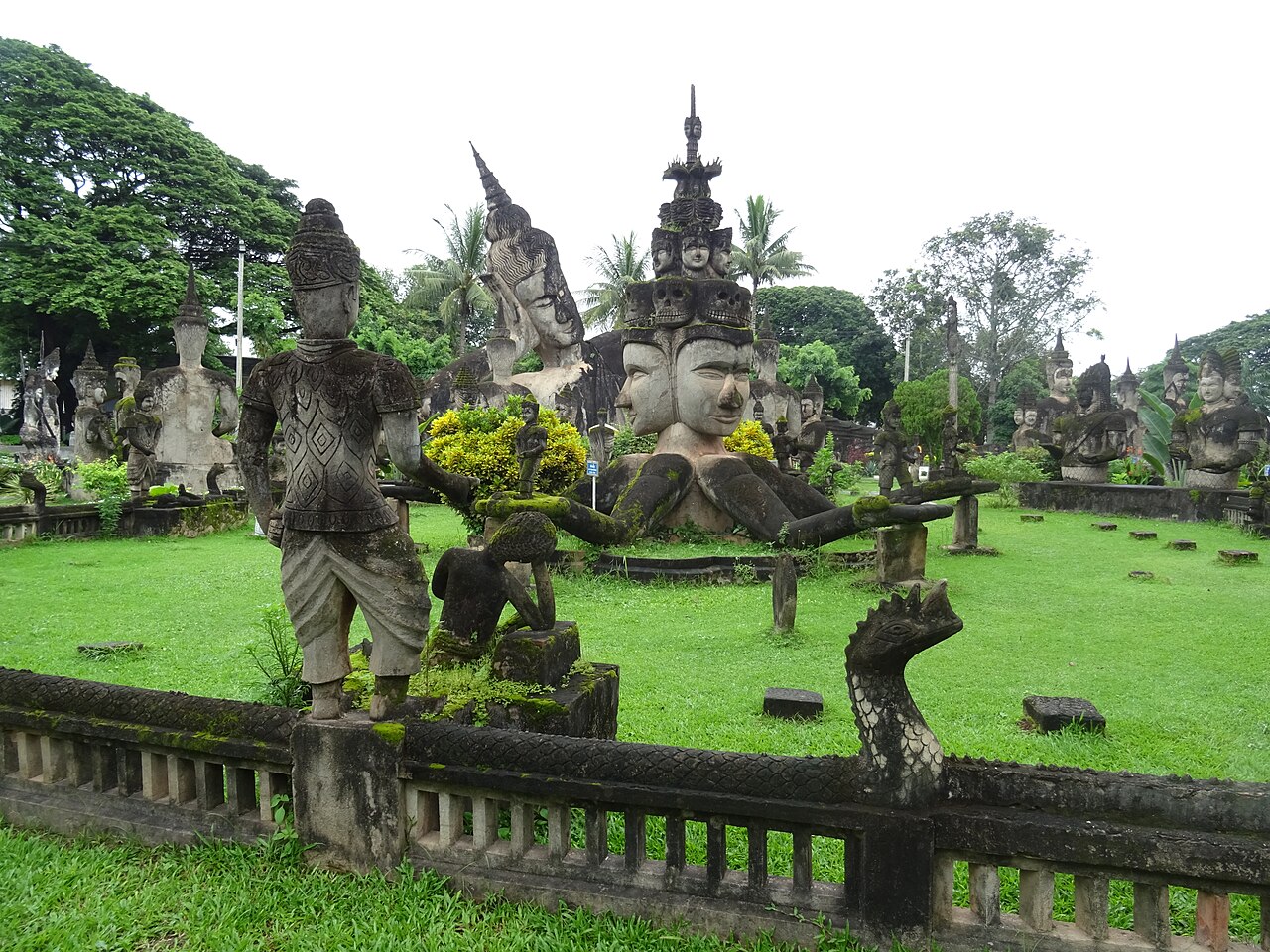 Photo: Christophe95 / Wikimedia Commons, CC BY-SA 4.0 สวนพระ (วัดเซียงควน)