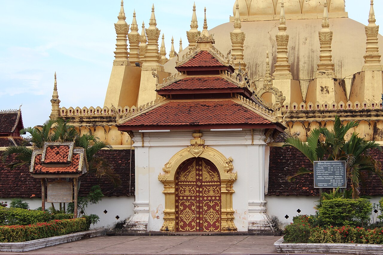 Photo: Grayswoodsurrey / Wikimedia Commons, CC BY-SA 4.0 Pha That Luang