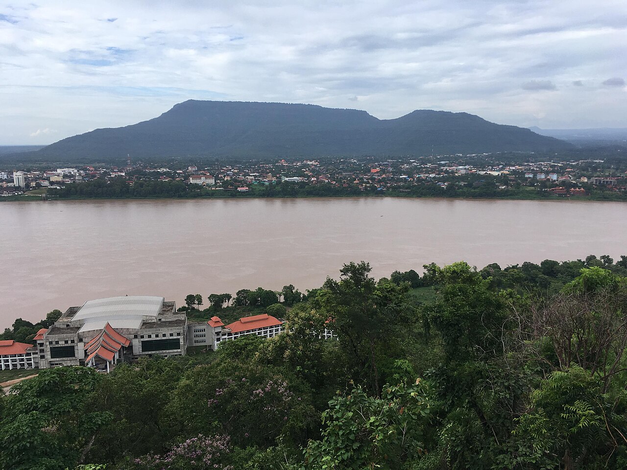 Photo: Christophe95 / Wikimedia Commons, CC BY-SA 4.0 โรงแรมดาวเรืองซิตี้ (ตัวอย่าง)