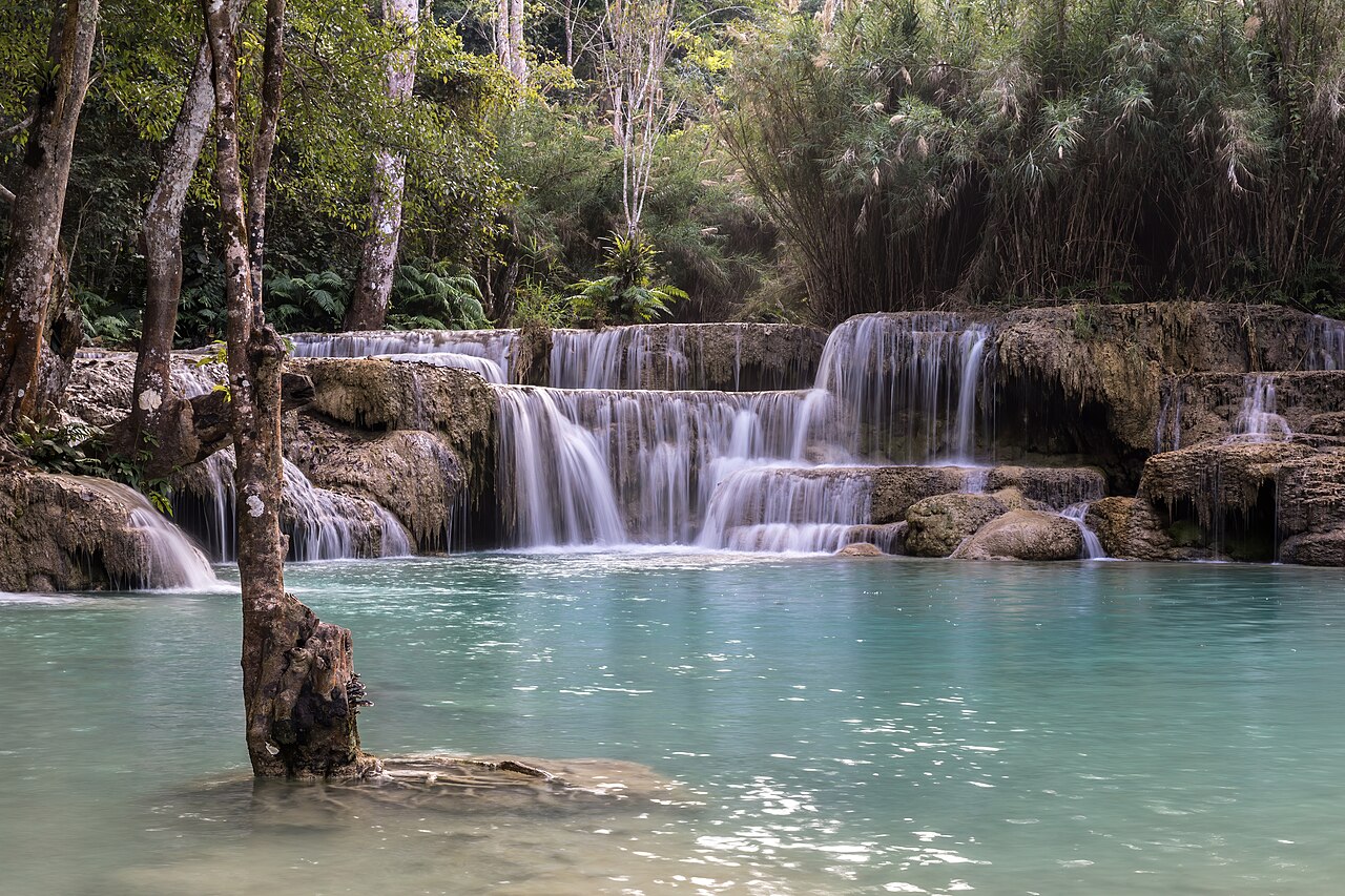Photo: Basile Morin / Wikimedia Commons, CC BY-SA 4.0 Kuang Si Falls