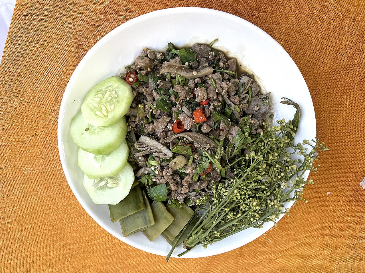 Photo: Bounthy / Wikimedia Commons, CC BY-SA 4.0 ร้านลาบริมโขง (ตัวอย่าง)
