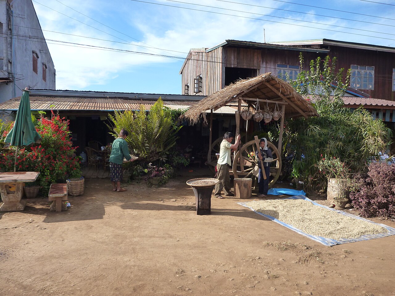 Photo: Adriaan Castermans / Wikimedia Commons, CC BY-SA 3.0 Mekong Riverside Cafe (sample)