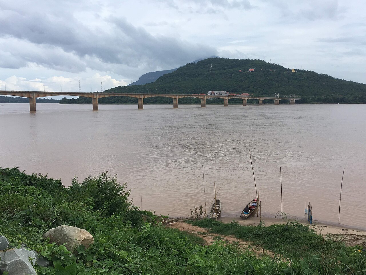 Photo: Christophe95 / Wikimedia Commons, CC BY-SA 4.0 Pakse Mekong City Hotel (sample)